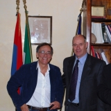 Il sindaco di Tarquinia Mazzola si congratula con Vecchioni per la vittoria al Festival di Sanremo.